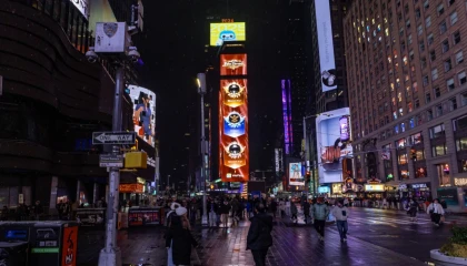 Gençlerin sosyal yaşamları globalleştiğinde: WePlay, Times Meydanı’nı aydınlatıyor