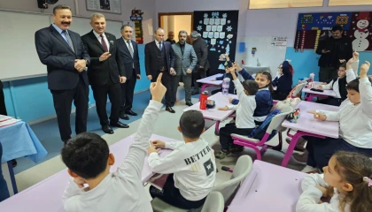 Gölcük’te Başkan Sezer, öğrencilerin karne heyecanına ortak oldu