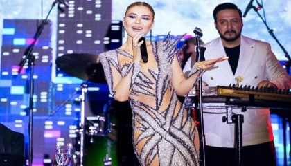 Gülben Ergen yeni yılı İzmir’de sahnedeki ritüelle karşıladı