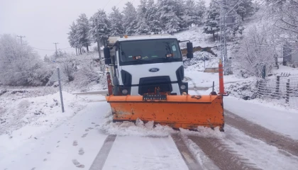 İnegöl Belediyesi karla mücadele çalışmalarını aralıksız sürdürüyor