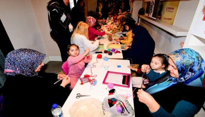 İzmir Bornova’da minik eller tezgah başında