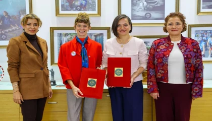İzmir Karabağlar’da gençlere ve çocuklara 4 yıllık eğitim desteği