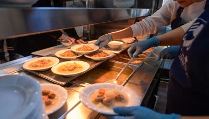 İzmir’de her gün 4 çeşit yemekle hayatlar ısınıyor