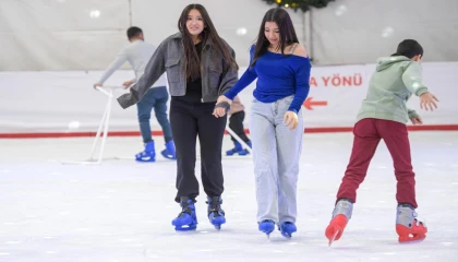 İzmir’de kışın keyfi buzda yaşanıyor
