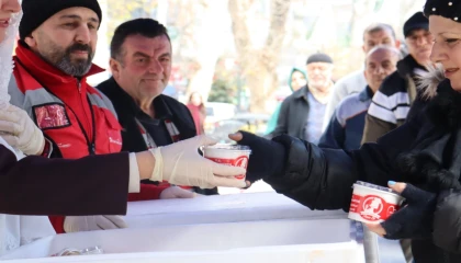 İzmit Belediyesi’nden kandillik helva ikramı