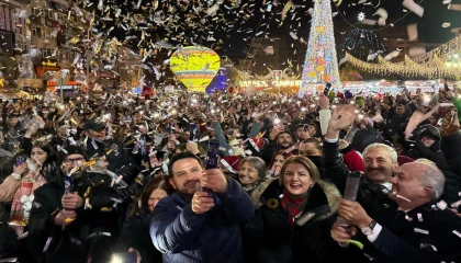 İzmitliler 2026’ya Belsa Meydanı’nda ‘merhaba’ dedi