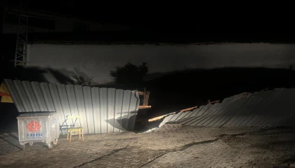 Karesi’de şiddetli rüzgar samanlığın çatısını uçurdu