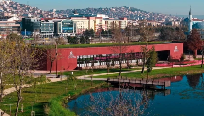 Kocaeli’de göl manzarasında ders ve okuma keyfi