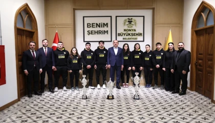 Konya Büyükşehir judocuları kupalarını Başkan Altay’a takdim etti