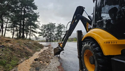 Kuvvetli yağış ve fırtına Antalya’da hayatı olumsuz etkiledi