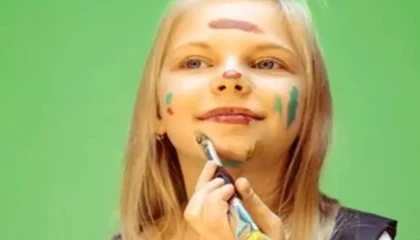 Makyaj yaşı 7??8’e düştü... Dijital içerikler çocukları etkiliyor