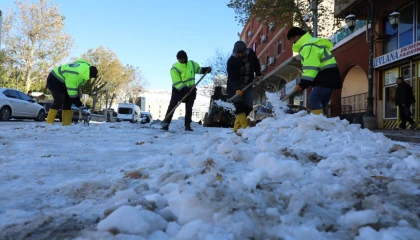 Mardin Yeşilli’de karla mücadele çalışmaları aralıksız sürüyor