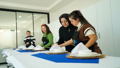 Meram’da down sendromlu bireylere sertifikalı komi eğitimi