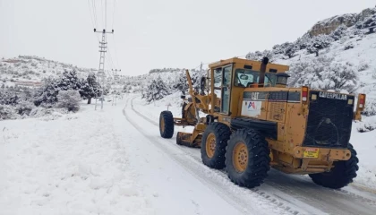 Mersin’de karla mücadele aralıksız sürüyor
