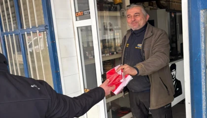 Muğla dağıttığı Türk bayraklarıyla dayanışma mesajı verdi