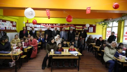 Mustafa Palancıoğlu öğrencilere karnelerini dağıttı