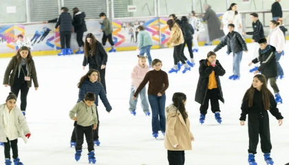 Öğrencilerin buzda karne sevinci