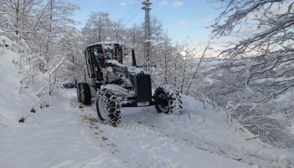 Trabzon Büyükşehir ekipleri karla mücadeleyi sürdürüyor