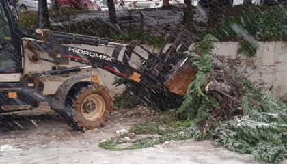 Trabzon’da kritik noktalarda kar temizliği
