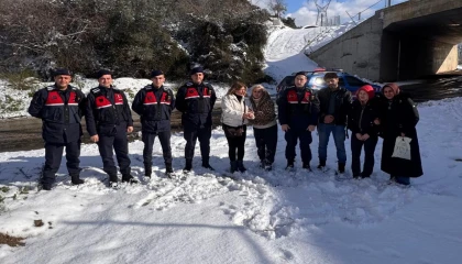 Yılın ilk kurtarma operasyonu Bursa Jandarma’dan... Kestel’de donmak üzere olan aile kurtarıldı