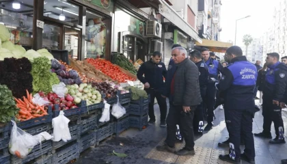 Zabıta kaldırım işgalini affetmedi