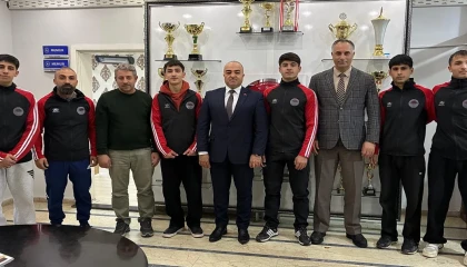 Ağrılı halterciler Mersin’de madalyaları topladı