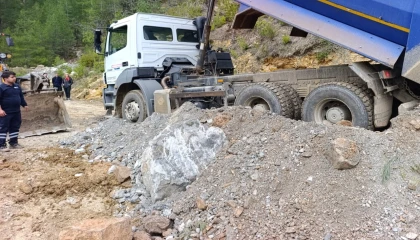 Alanya’da heyelan ve göçük sonrası Büyükşehir’den yoğun mesai