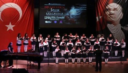 Antalya’da çocuk korosundan deprem anması