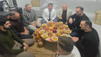 Artvin’de AK Parti İl Başkanı Aydemir, bir vatandaşın evinde iftar yaptı