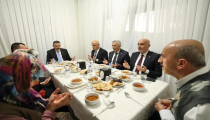 Bakan Çiftçi depremzede aileyle iftar yaptı