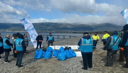 Balıkesir’de Altınkum sahilinde anlamlı temizlik