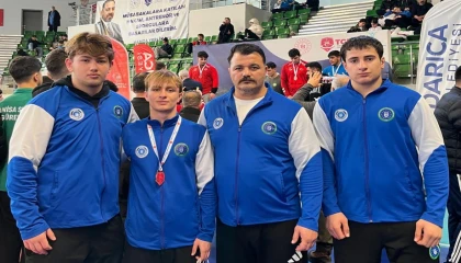 Bursa Büyükşehirli güreşçiler Türkiye kürsüsünü es geçmedi