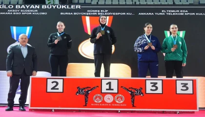 Bursa Büyükşehirli karateciler kürsüden inmedi