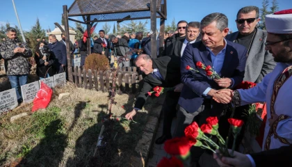 CHP Genel Başkanı Özgür Özel Adıyaman’da... Deprem şehitliğini ziyaret etti