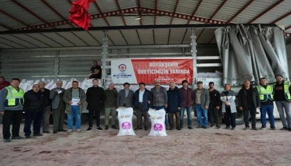 Denizli Büyükşehir’den üreticiye gübre desteği başladı