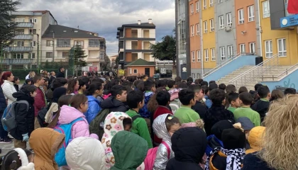 Düzce’de okullarda ilk derste saygı duruşu