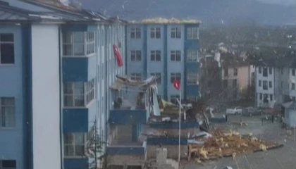 Düzce’de şiddetli rüzgârda lisenin çatısı yıkıldı