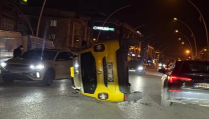 Düzce’de ticari taksi devrildi!