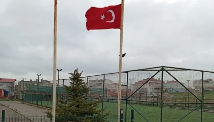 Edirne Keşan’da yıpranan bayrağı vatandaş yeniledi