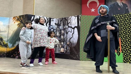 Gölcük’te çocuklara özel sahne yüzleri güldürüyor