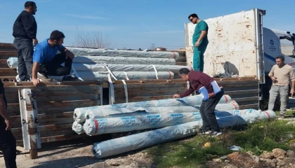 Hortumdan zarar gören üreticilere sera naylonu dağıtıldı