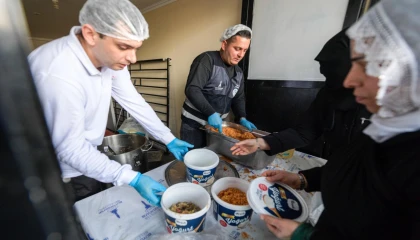 İftar bereketi İzmir’in aşevinden sofralara uzanıyor