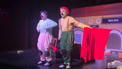 “İki Bavul Dolusu” minik tiyatroseverlerle buluştu