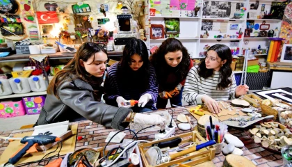 İzmir Bornova’da gençler atıkları sanata dönüştürdü