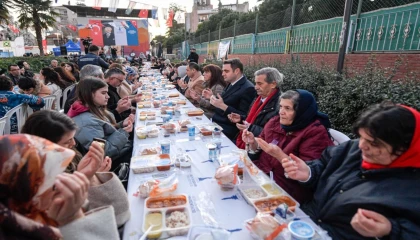 İzmir Büyükşehir bu kez Karşıyaka’da sofra kurdu