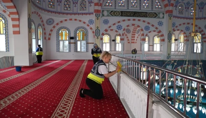 İzmir Karabağlar’da camilere ramazan temizliği