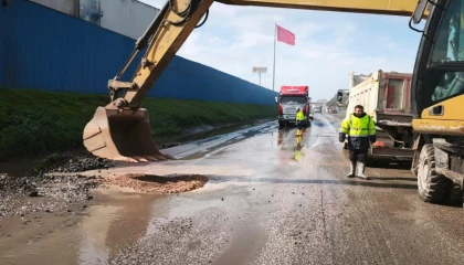 İzmir’de aşırı yağış sonrası kapanan yollar bir bir açılıyor