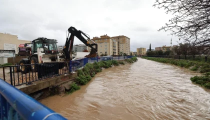 İzmir’de Büyükşehir ekiplerinden sağanak yağış seferberliği