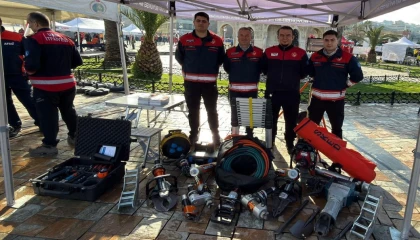 İzmir’de deprem anması: Arama kurtarma ekipmanları sergilendi
