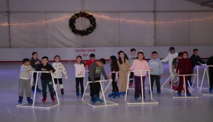 İzmir’de öğrenciler buz pistinde buluştu